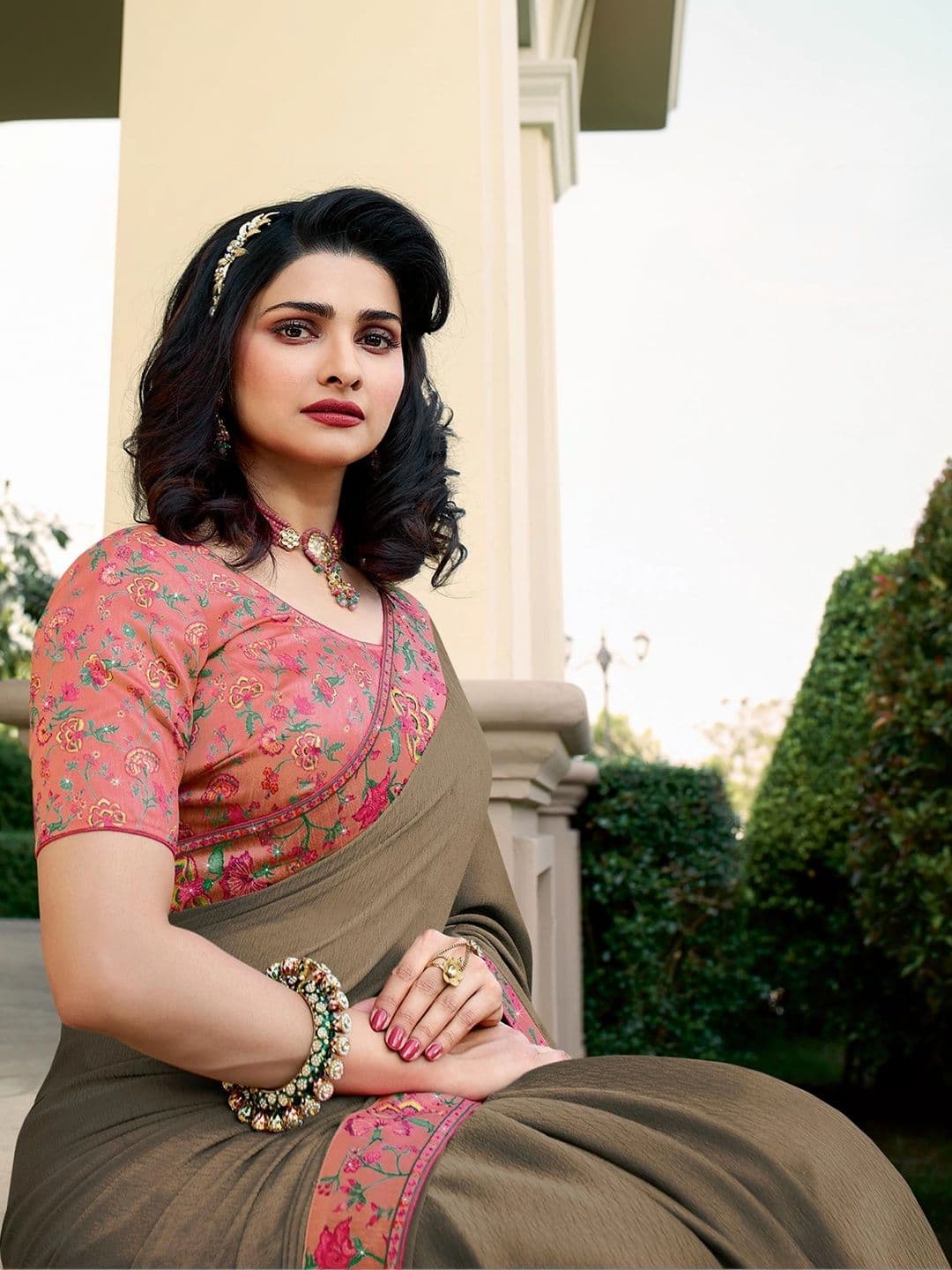 Peachmode Floral Embroidered Poly Georgette Saree thumbnail 2