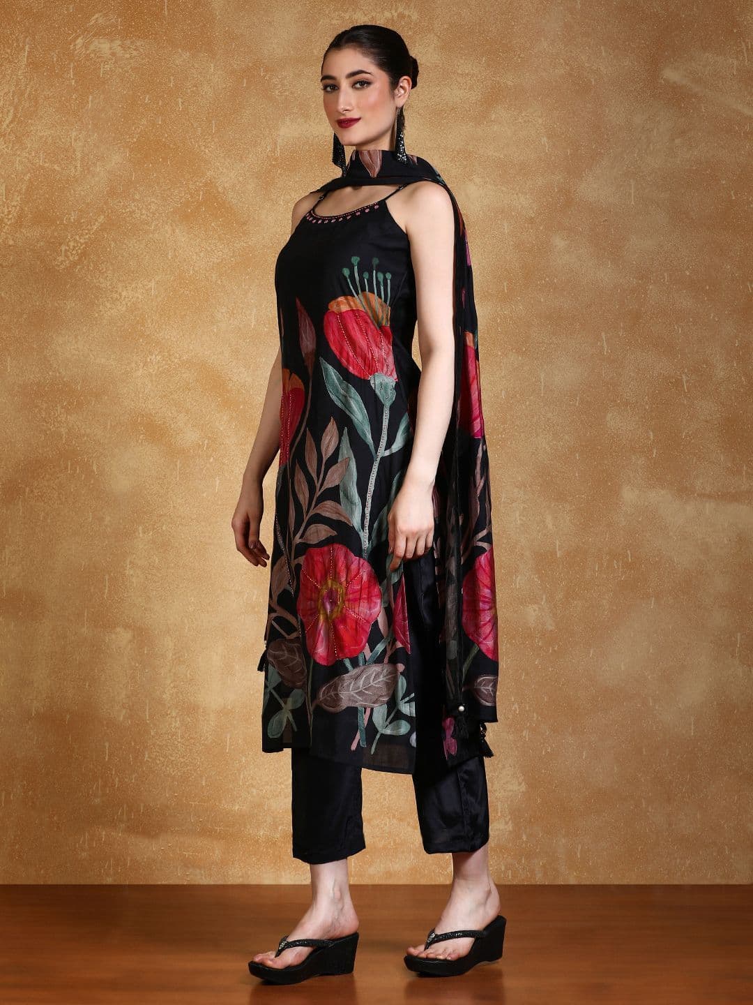 Varanga Women Floral Printed Kurta with Trousers & Dupatta thumbnail 6