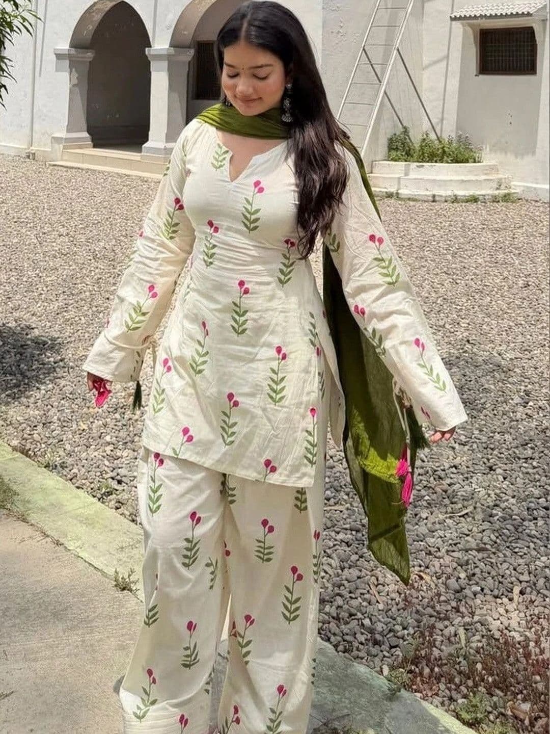 Dress21 Women Floral Printed Regular Pure Cotton Kurta with Patiala & With Dupatta thumbnail 2