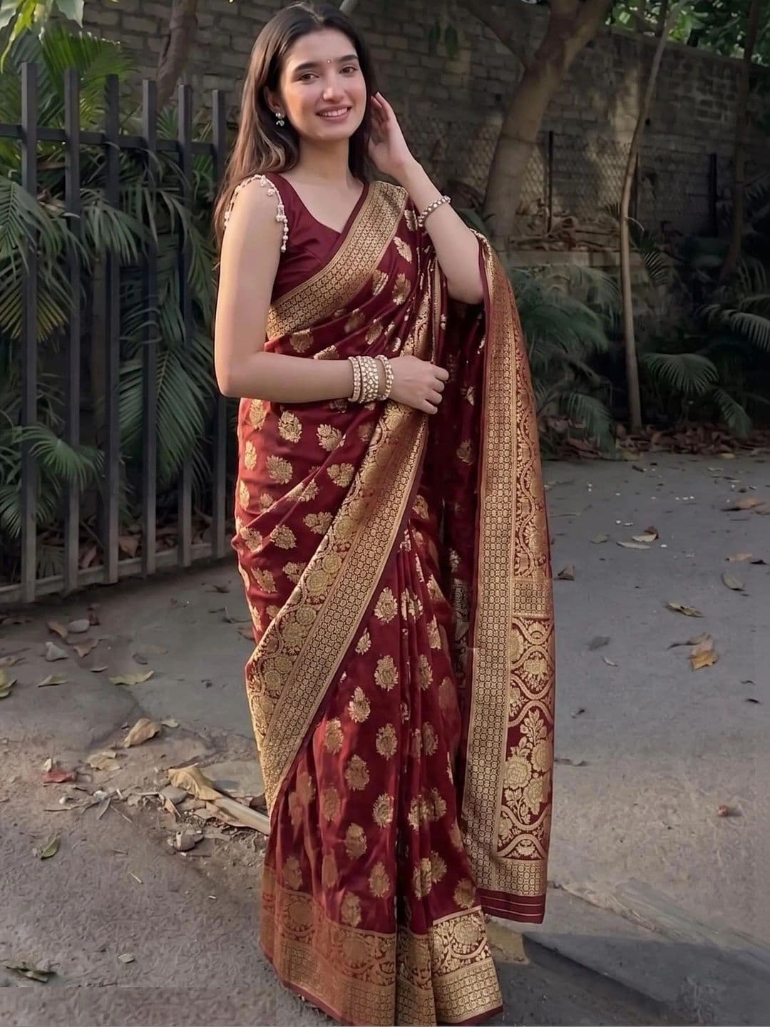 Leafsy Women Design Zari Art Silk Banarasi Saree - view 1