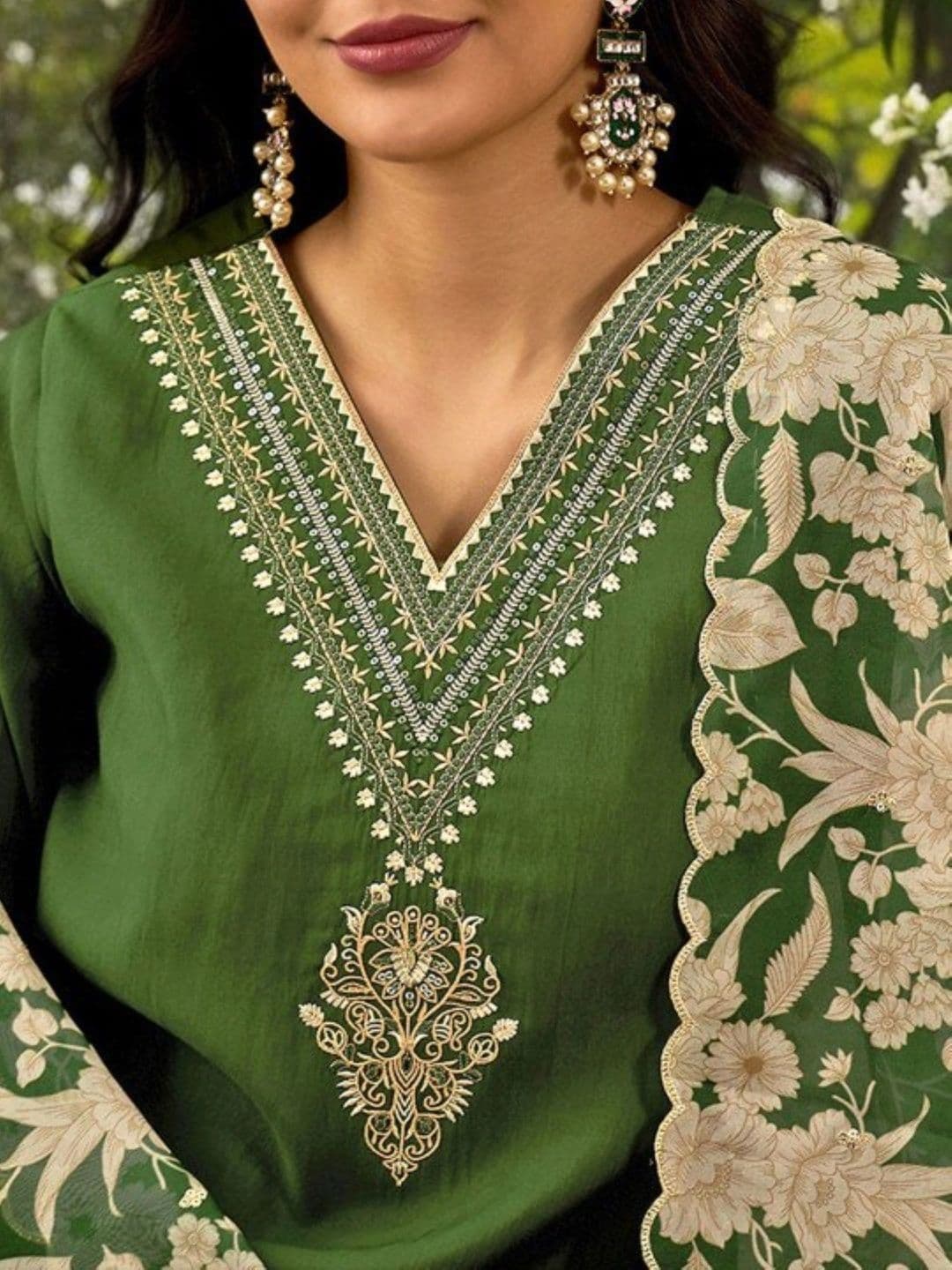 Anouk Women Floral Embroidered Regular Thread Work Kurta with Trousers & With Dupatta thumbnail 3