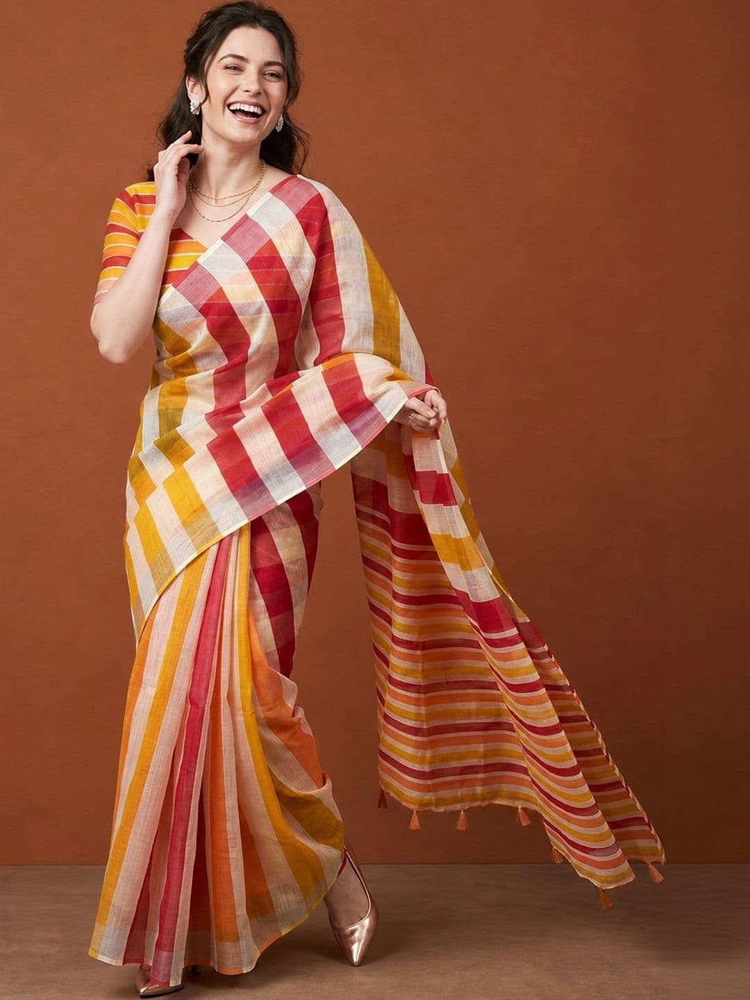 Suha Checked Silk Blend Saree thumbnail 3
