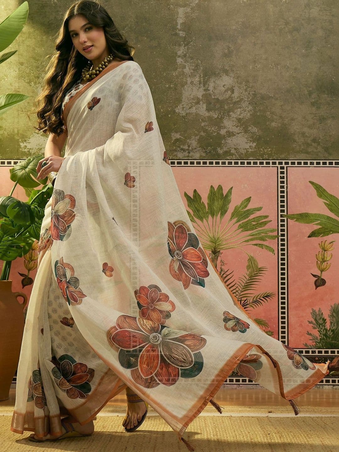 Suha Women Floral & Abstract Motif Printed Saree With Contrast Woven Border & Tassels thumbnail 3