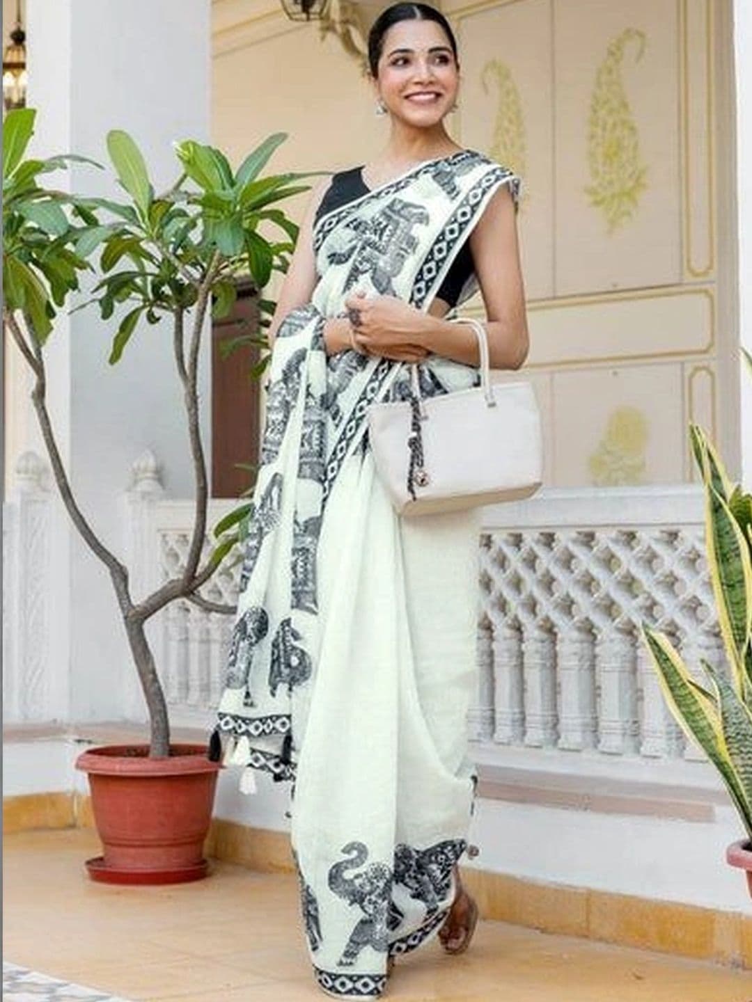 ASCIIBLUES Silk Blend Kanjeevaram Saree thumbnail 3