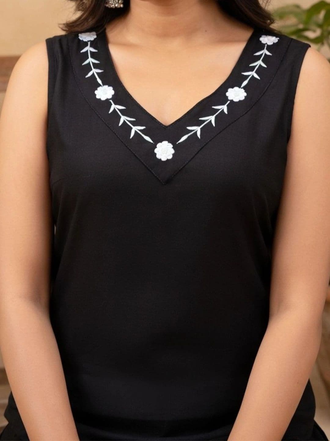 Sangria Women Embellished Thread Work Kurta thumbnail 4