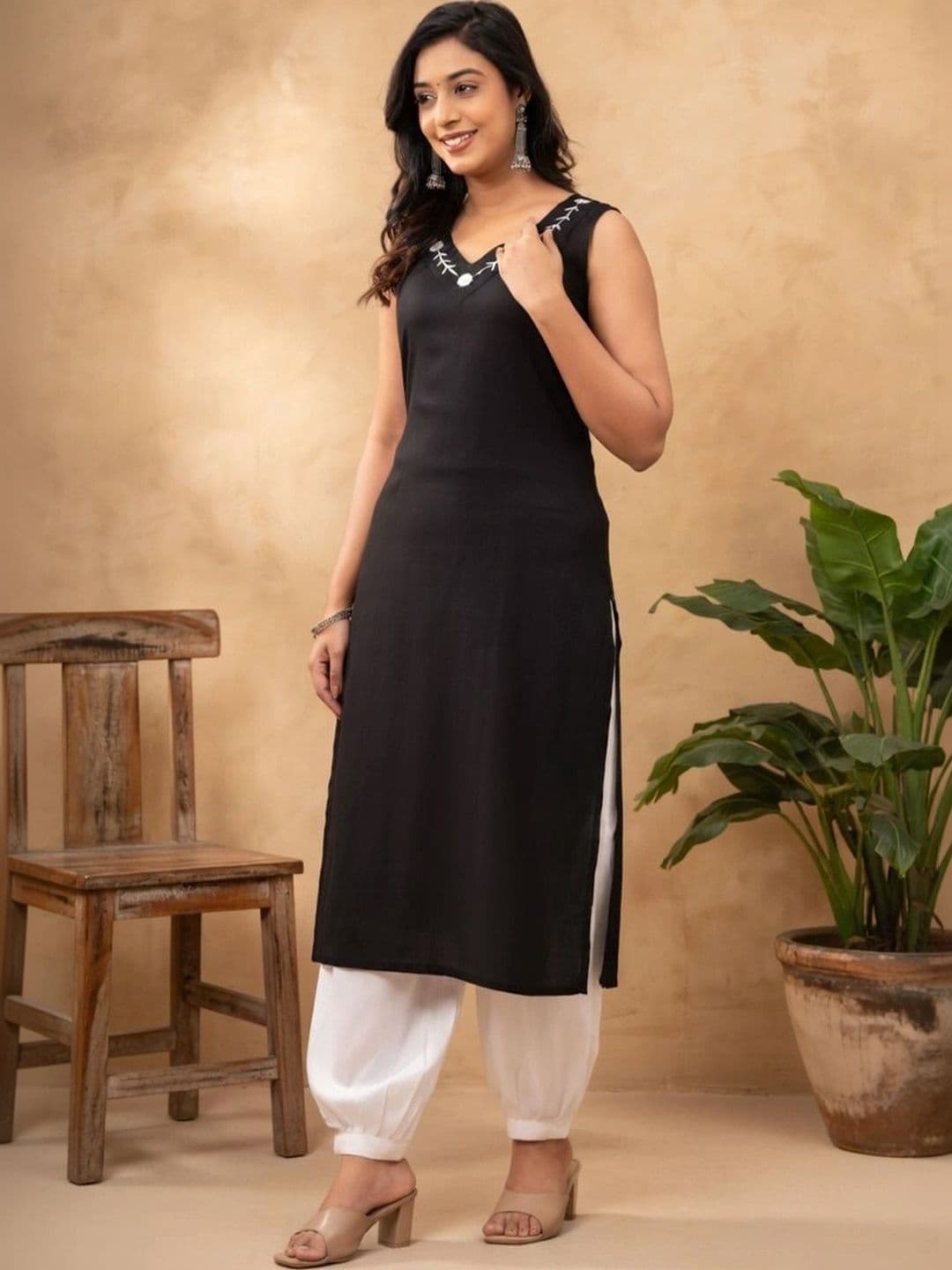 Sangria Women Embellished Thread Work Kurta thumbnail 6