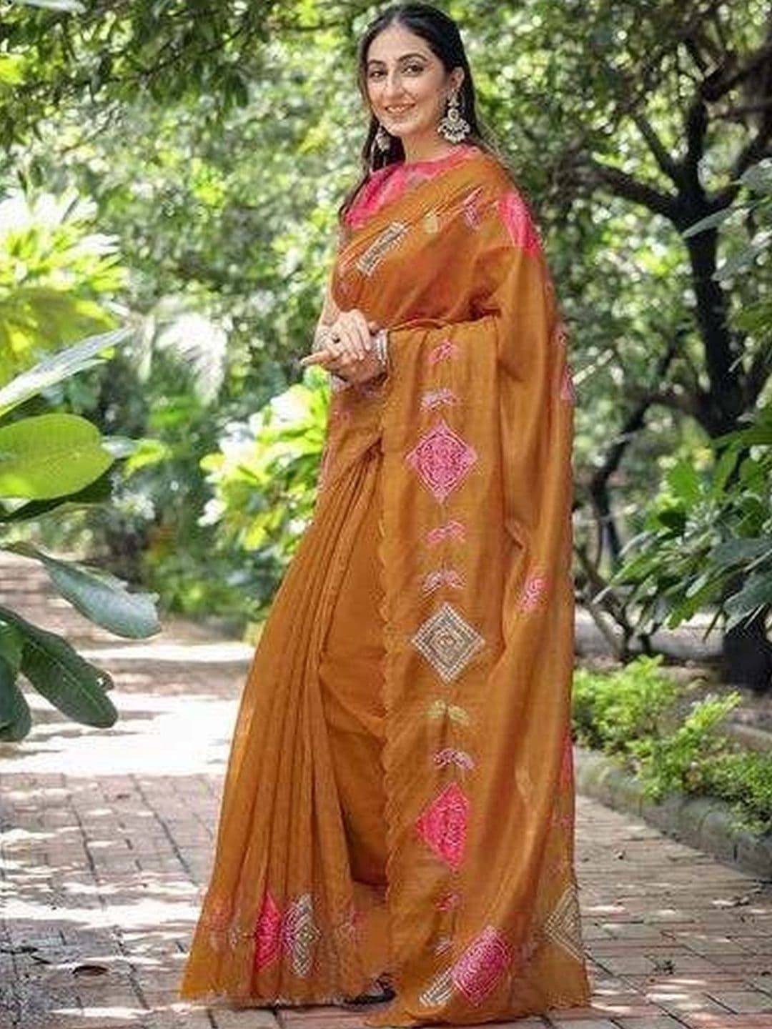 DIVASTRI Embroidered Silk Blend Kanjeevaram Saree thumbnail 5
