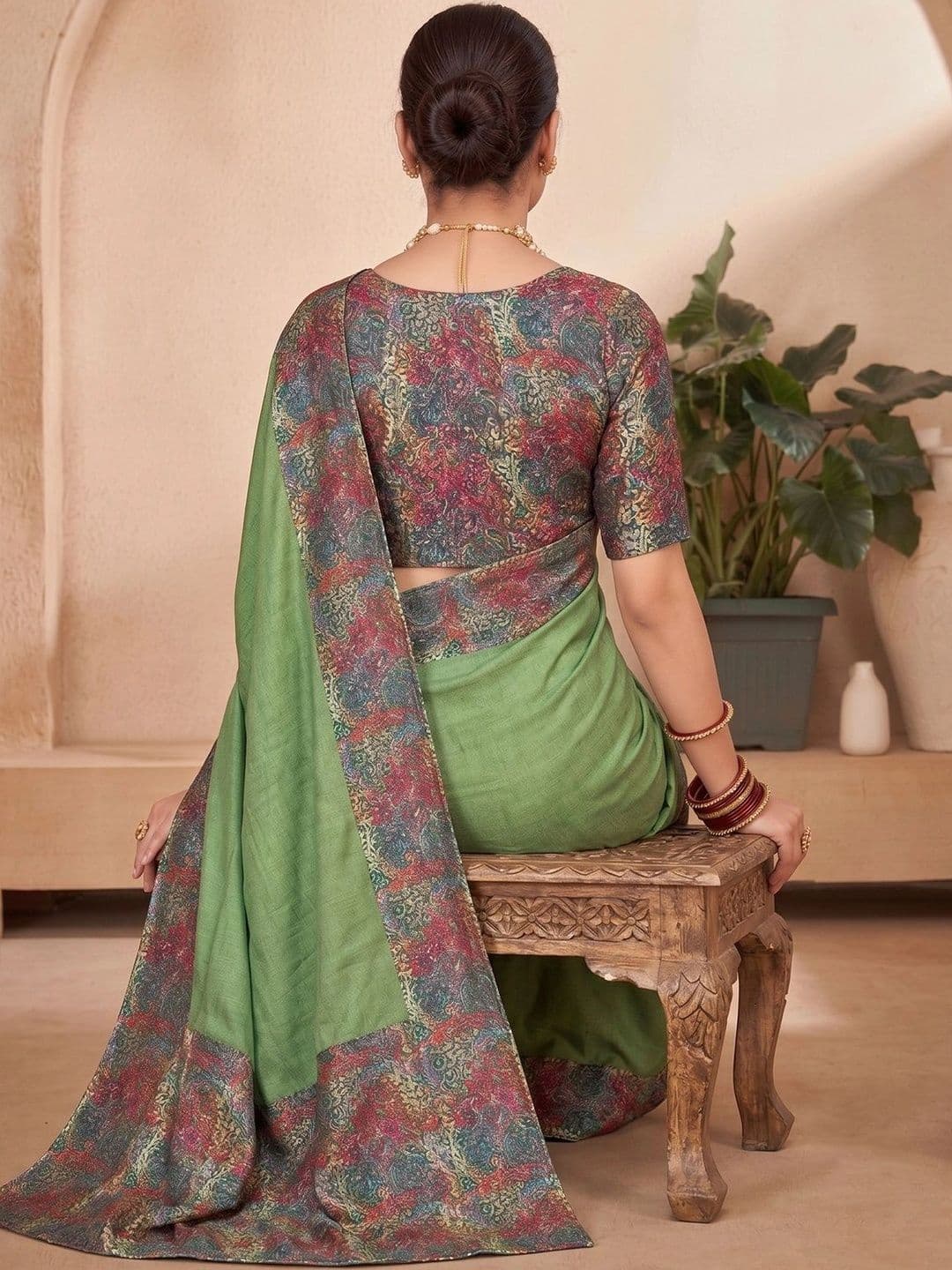 Vipul Floral Pure Chiffon Designer Saree thumbnail 2