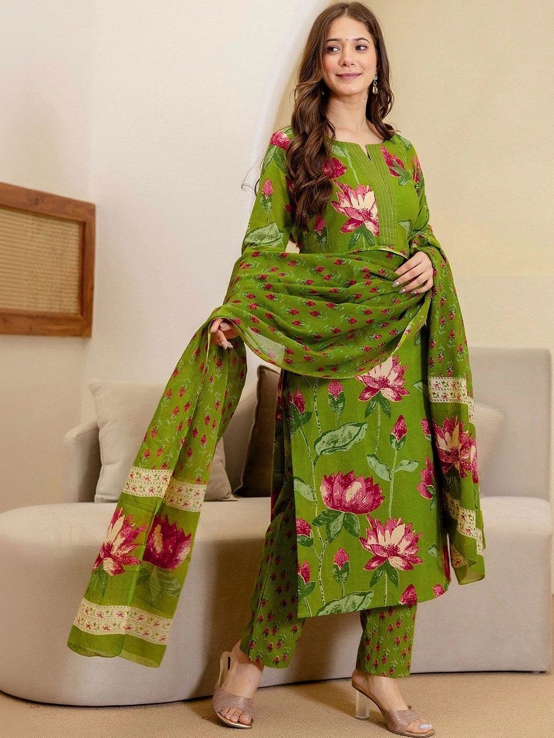 UDBHAV EXPORT Women Floral Printed Regular Kurta with Trousers & With Dupatta thumbnail 2