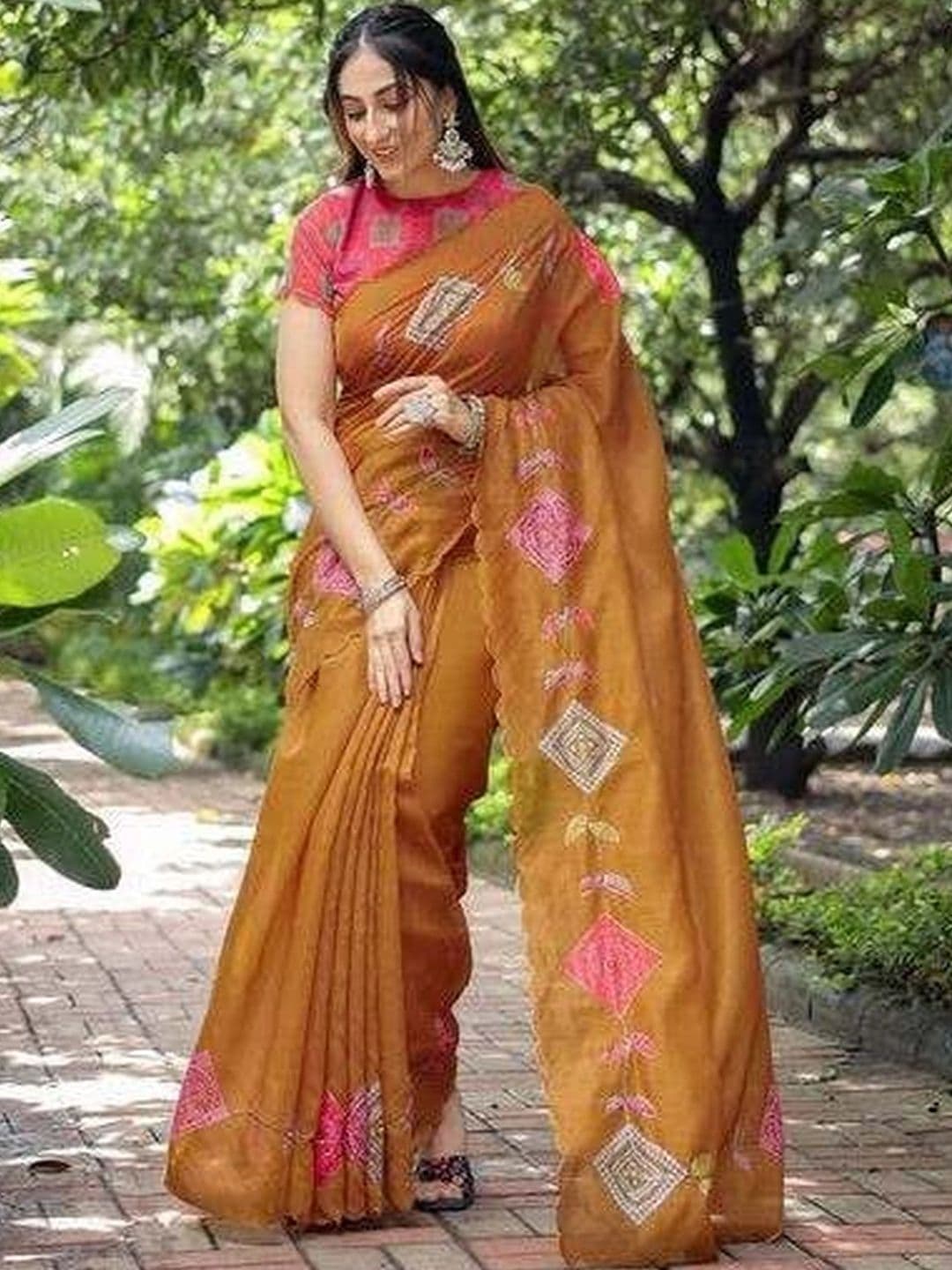 KALINI Embroidered Silk Blend Kanjeevaram Saree thumbnail 5