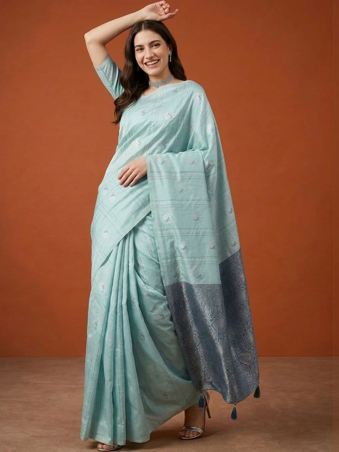 Suha Woven Design Zari Silk Blend Saree thumbnail 7