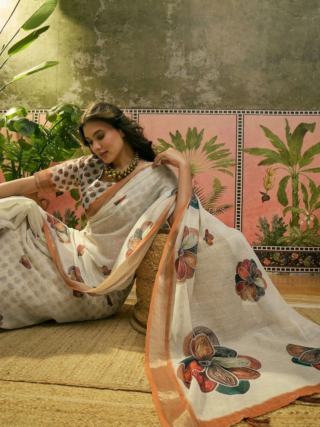 Suha Women Floral & Abstract Motif Printed Saree With Contrast Woven Border & Tassels thumbnail 5