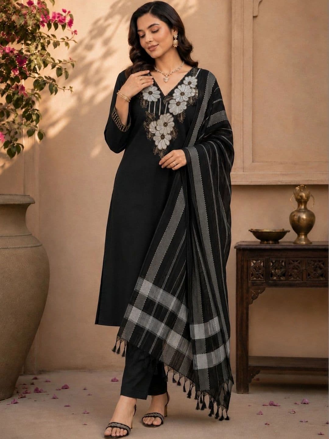 BILANZA Women Floral Embroidered Regular Thread Work Kurta with Trousers & With Dupatta thumbnail 3