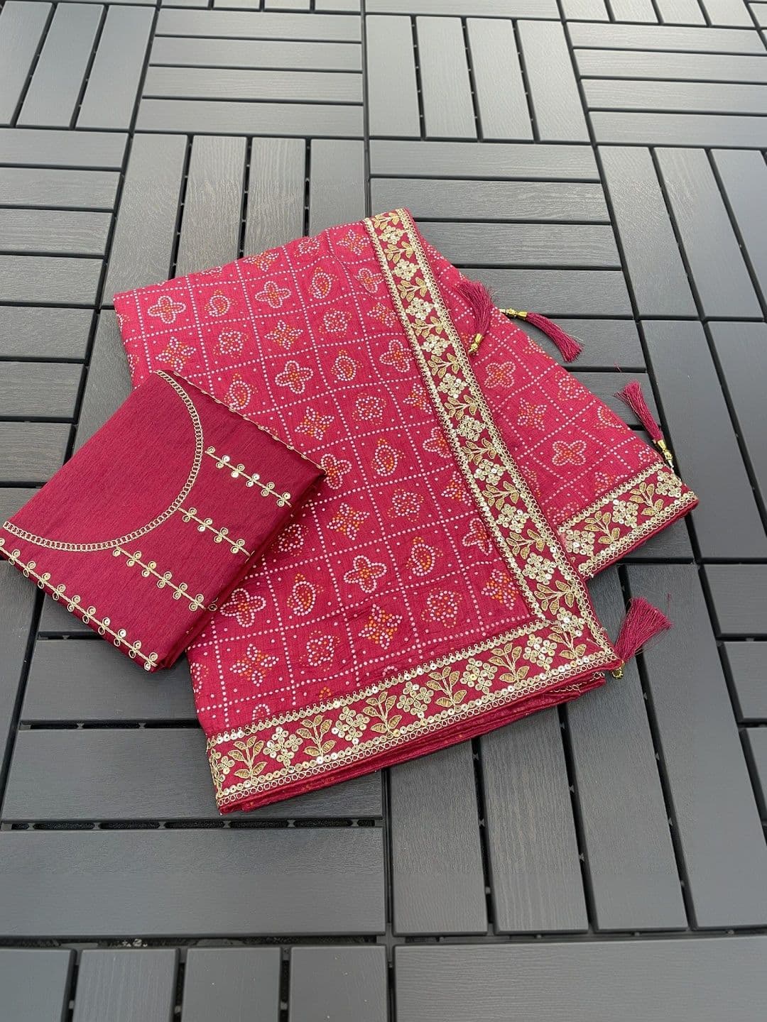 SmileyFashion Bandhani Embroidered Art Silk Designer Bandhani Saree thumbnail 5