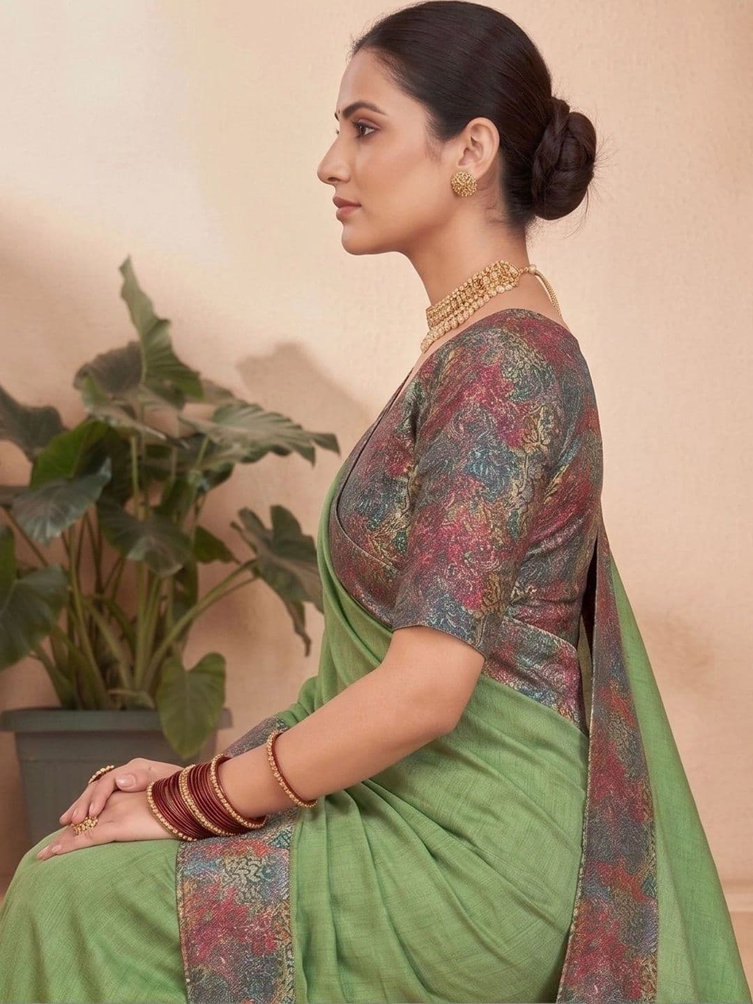 Vipul Floral Pure Chiffon Designer Saree thumbnail 3