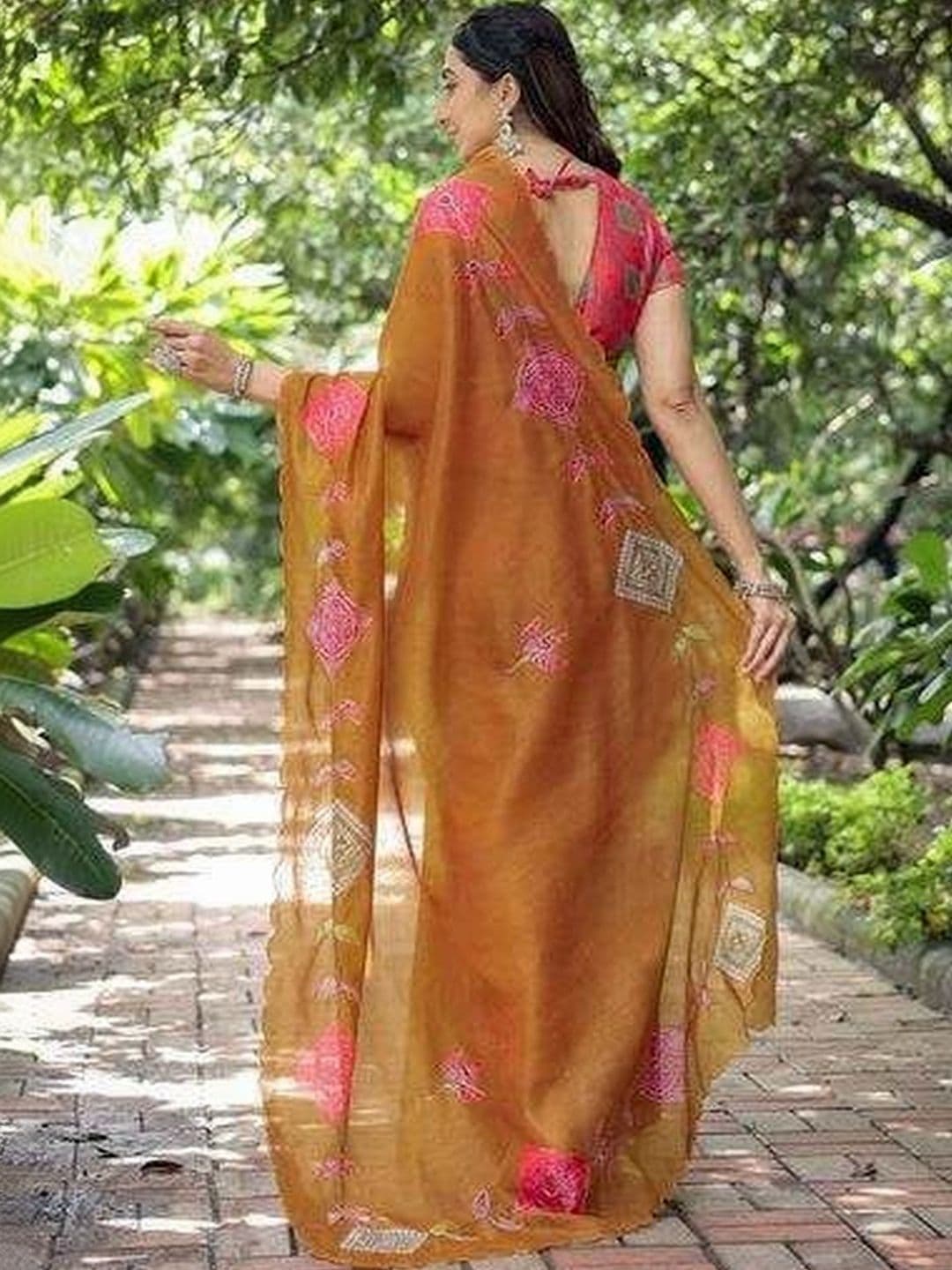 KALINI Embroidered Silk Blend Kanjeevaram Saree thumbnail 3