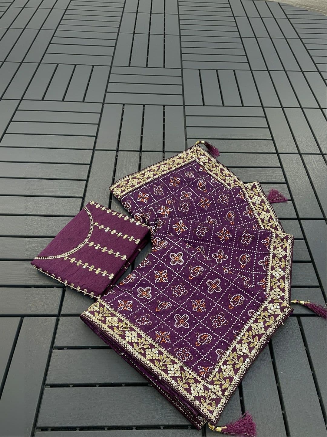 SmileyFashion Bandhani Embroidered Art Silk Designer Bandhani Saree thumbnail 3