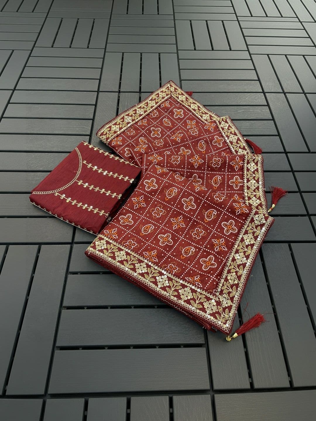 SmileyFashion Bandhani Embroidered Art Silk Designer Bandhani Saree thumbnail 5
