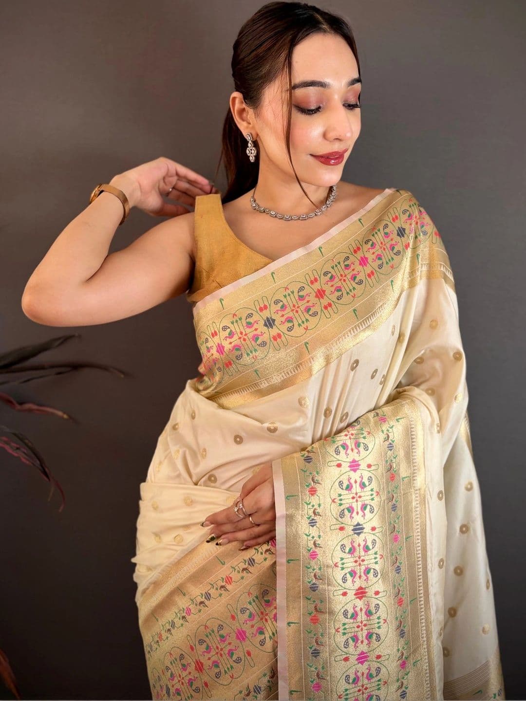 Royal Rajgharana Saree women  Woven Design Zari Art Silk Handloom Paithani Sarees thumbnail 2