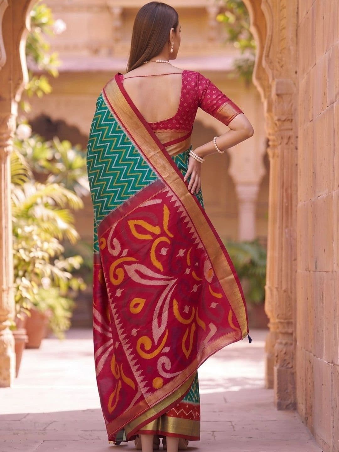 Mitera Zari Silk Blend Banarasi Saree thumbnail 4