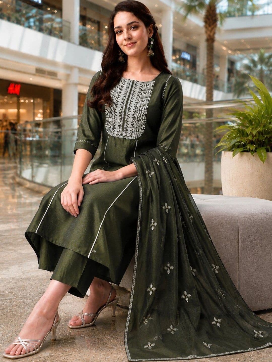 SZN Women Embroidered Regular Thread Work Kurta Set thumbnail 3