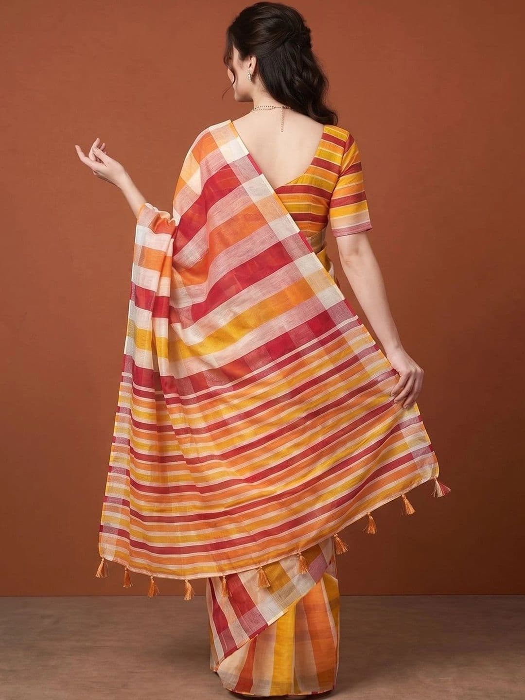 Suha Checked Silk Blend Saree thumbnail 4