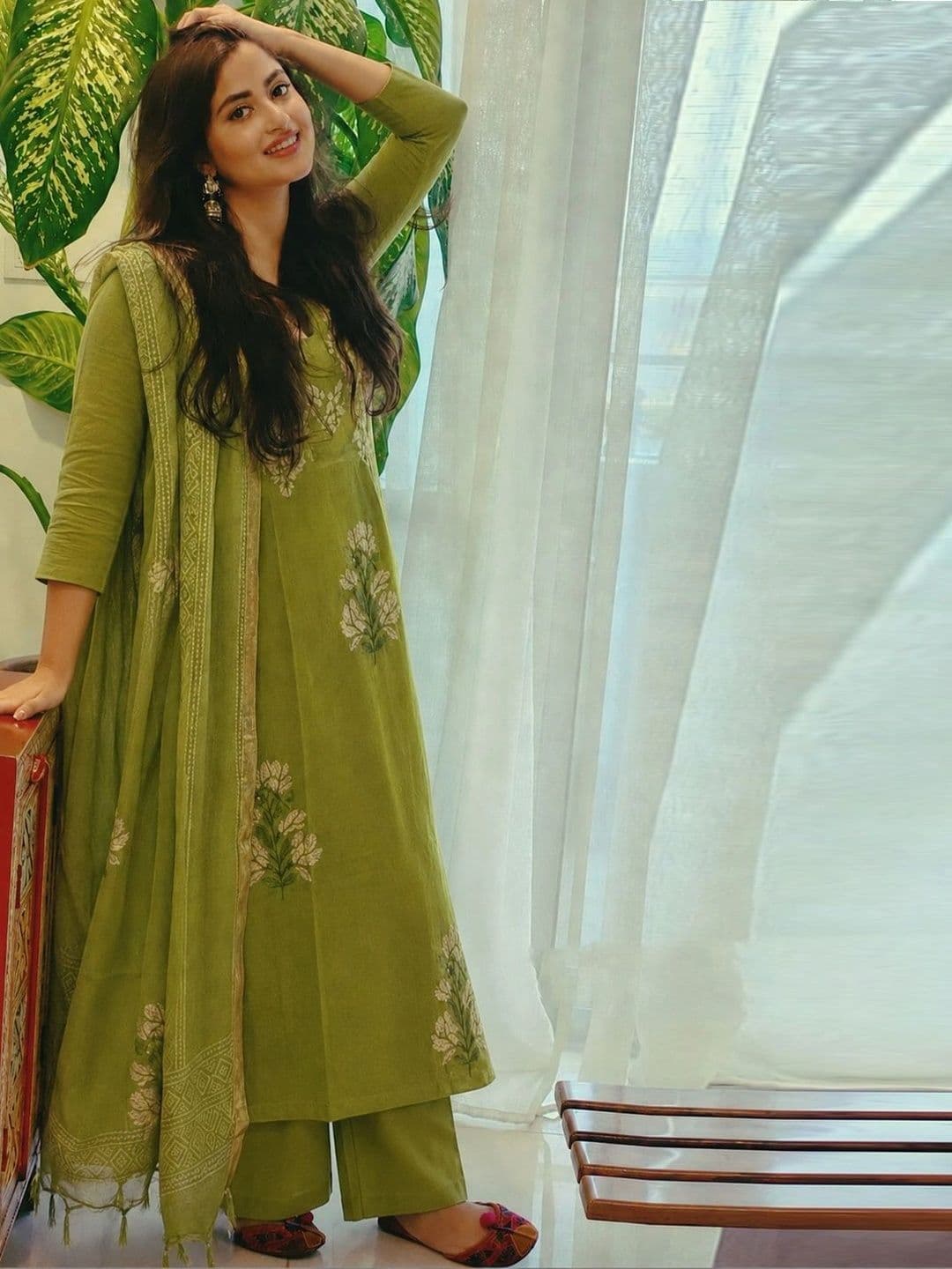 GoSriKi Women Floral Embroidered Regular Thread Work Kurta with Palazzos & With Dupatta thumbnail 3