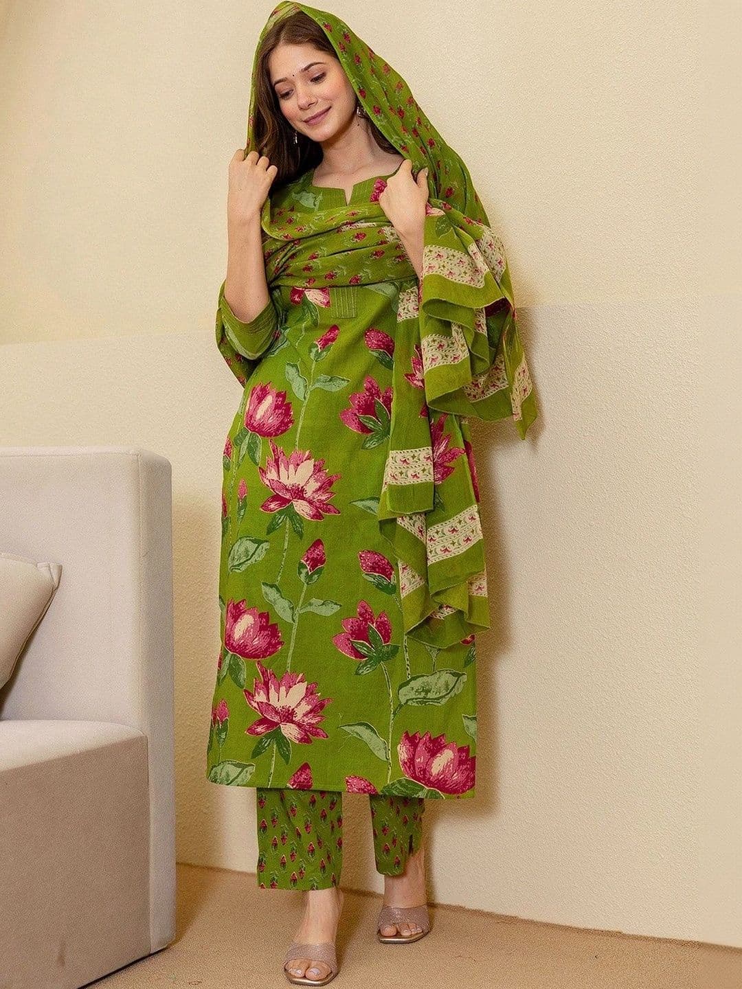 UDBHAV EXPORT Women Floral Printed Regular Kurta with Trousers & With Dupatta thumbnail 7