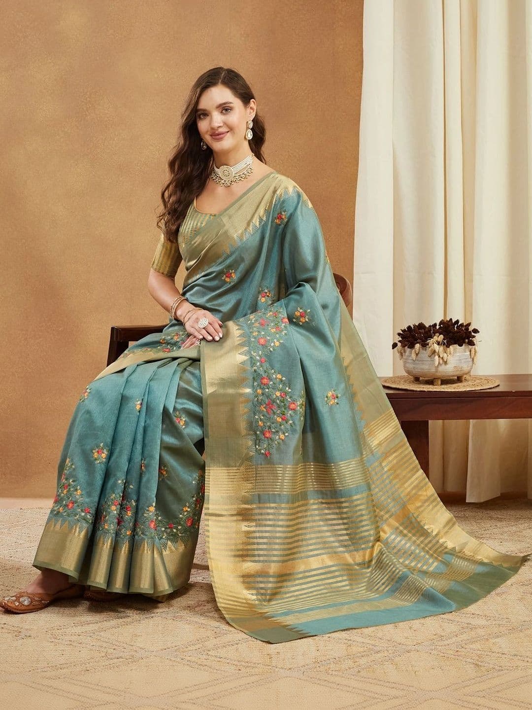 Sangria Woven Design Embroidered Art Silk Kasavu Saree thumbnail 3
