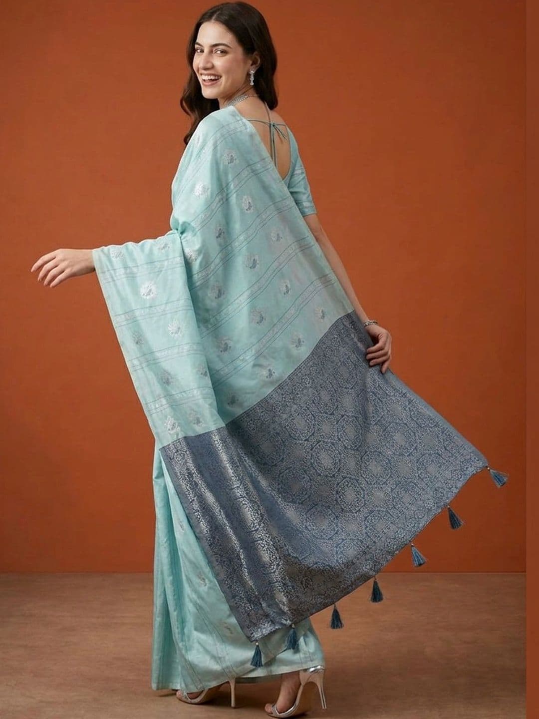 Suha Woven Design Zari Silk Blend Saree thumbnail 4