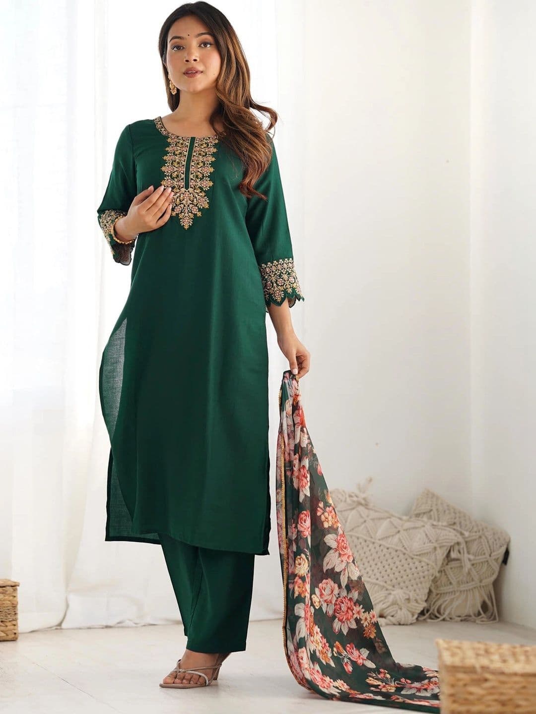 Anouk Women Floral Embroidered Regular Thread Work Kurta with Trousers & Dupatta thumbnail 5