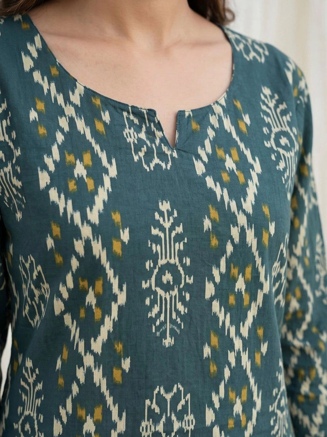 Meena Bazaar Women Printed Regular Kurta with Trousers thumbnail 4