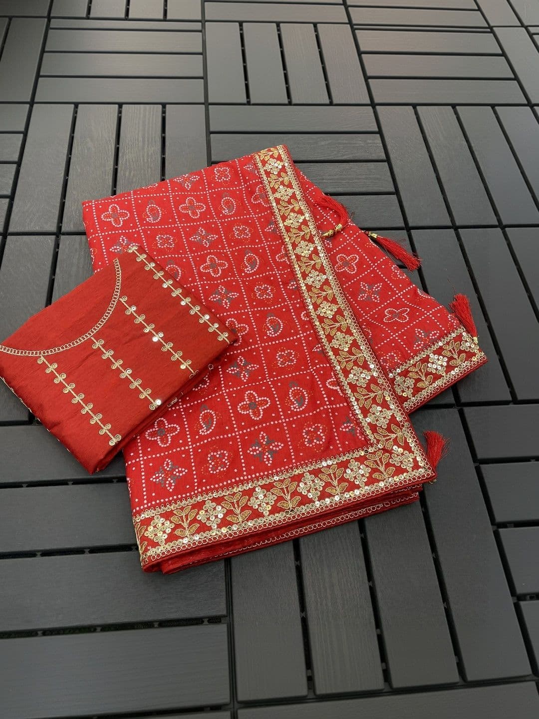 SmileyFashion Bandhani Zari Art Silk Designer Bandhani Saree thumbnail 2