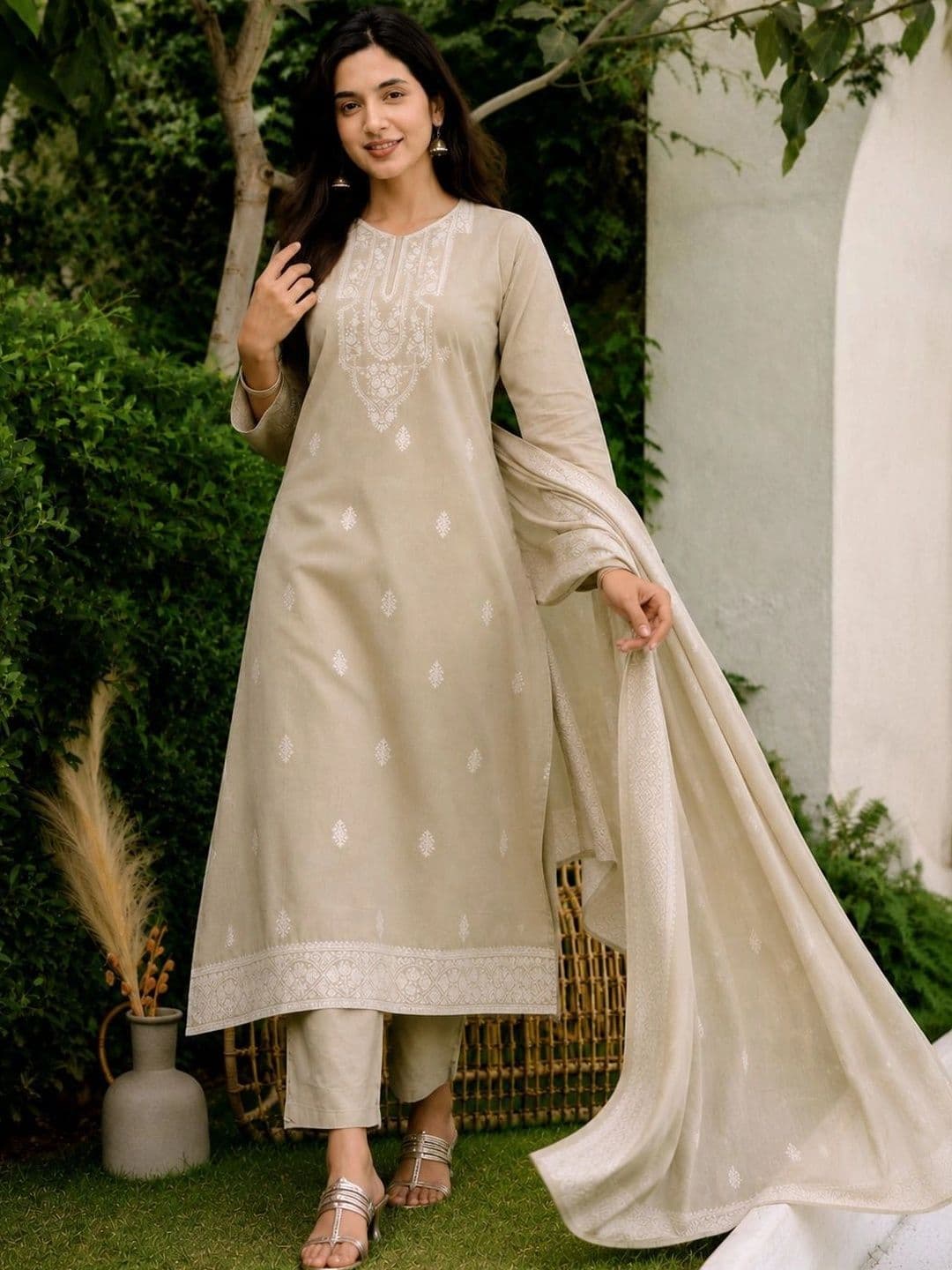 evadesignerstudio Women Ethnic Motifs Embroidered Regular Chikankari Pure Cotton Kurta with Trousers & With thumbnail 4