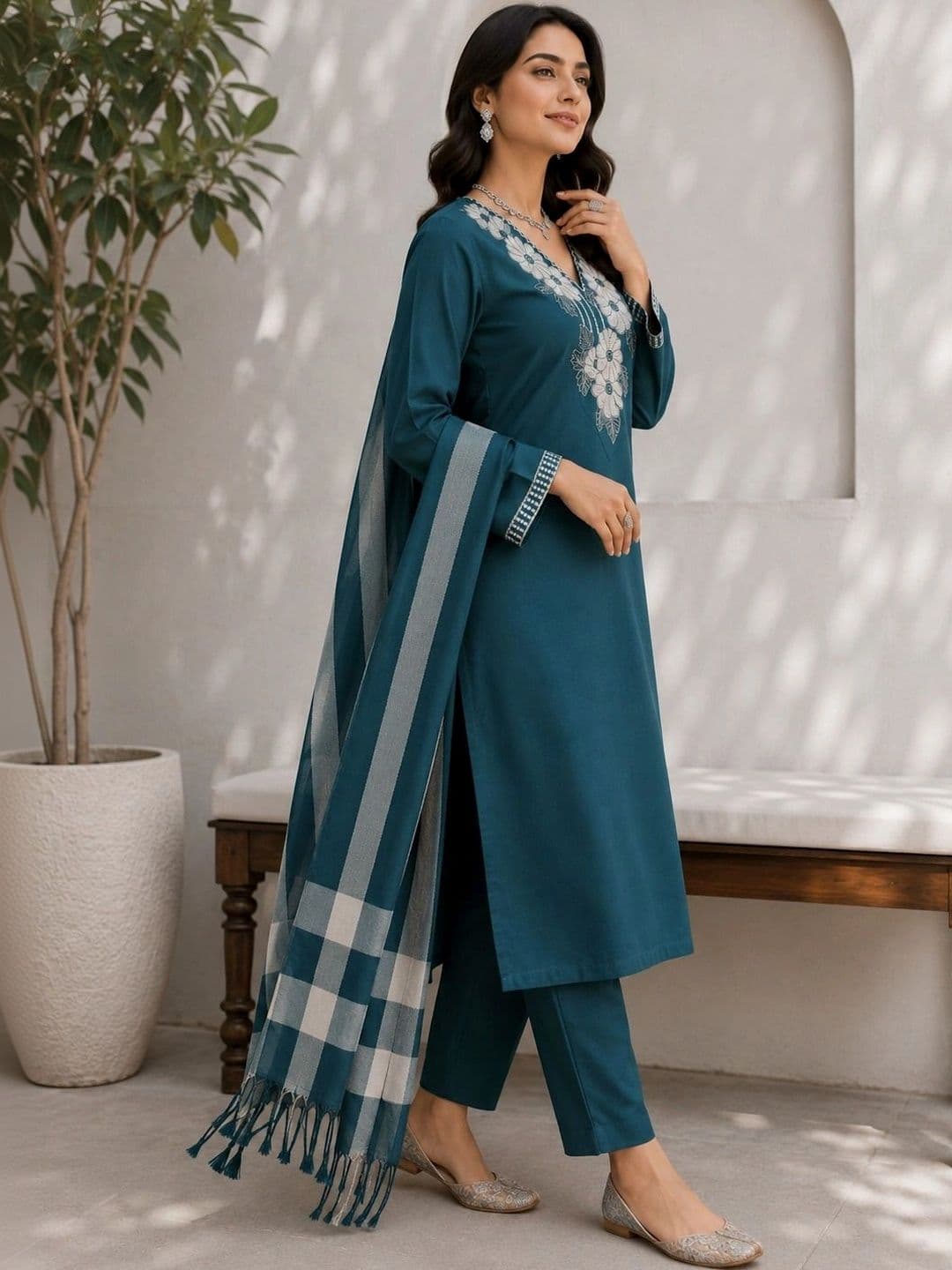 BILANZA Women Floral Embroidered Regular Thread Work Kurta with Trousers & With Dupatta thumbnail 3