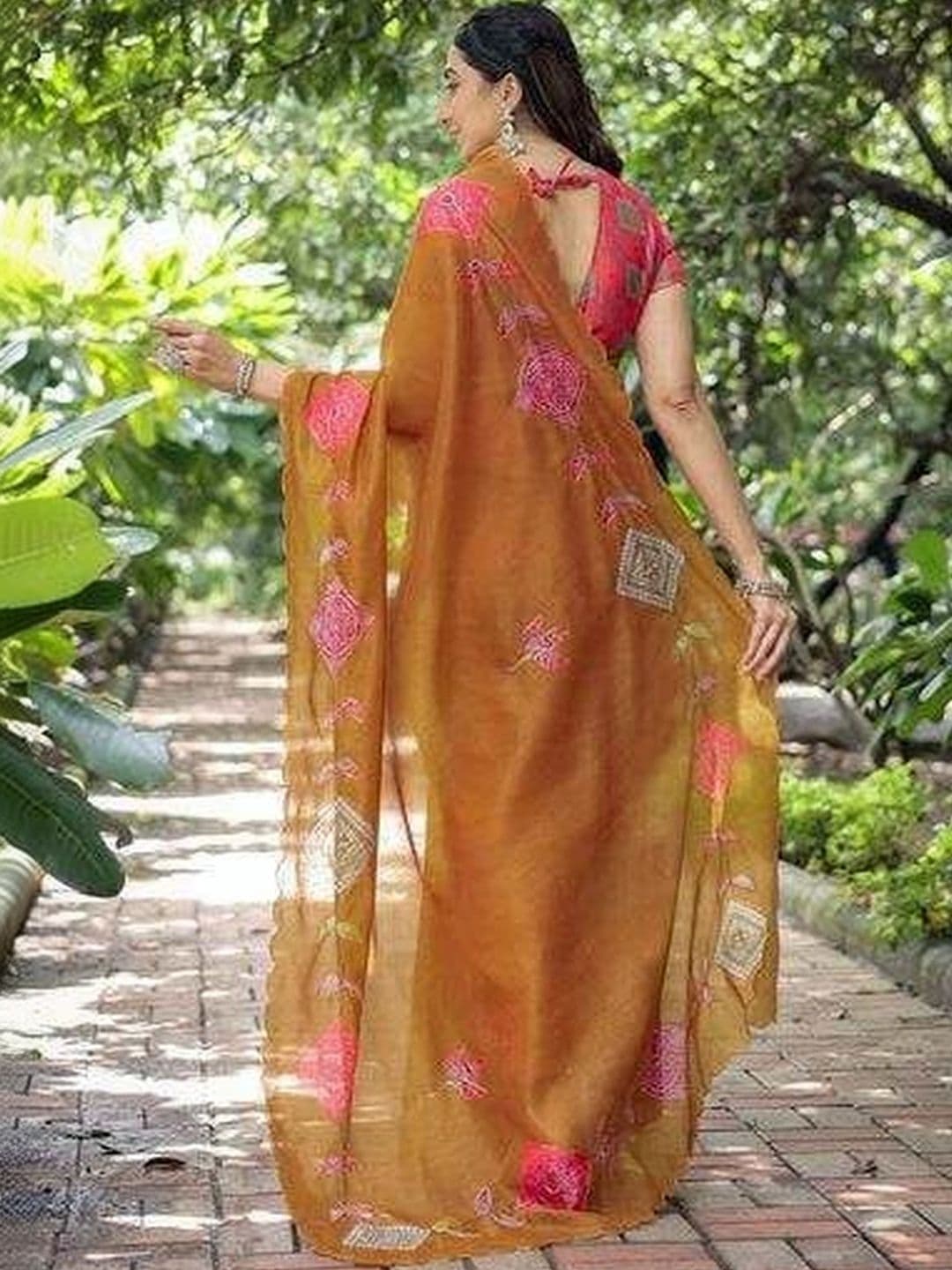 DIVASTRI Embroidered Silk Blend Kanjeevaram Saree thumbnail 7