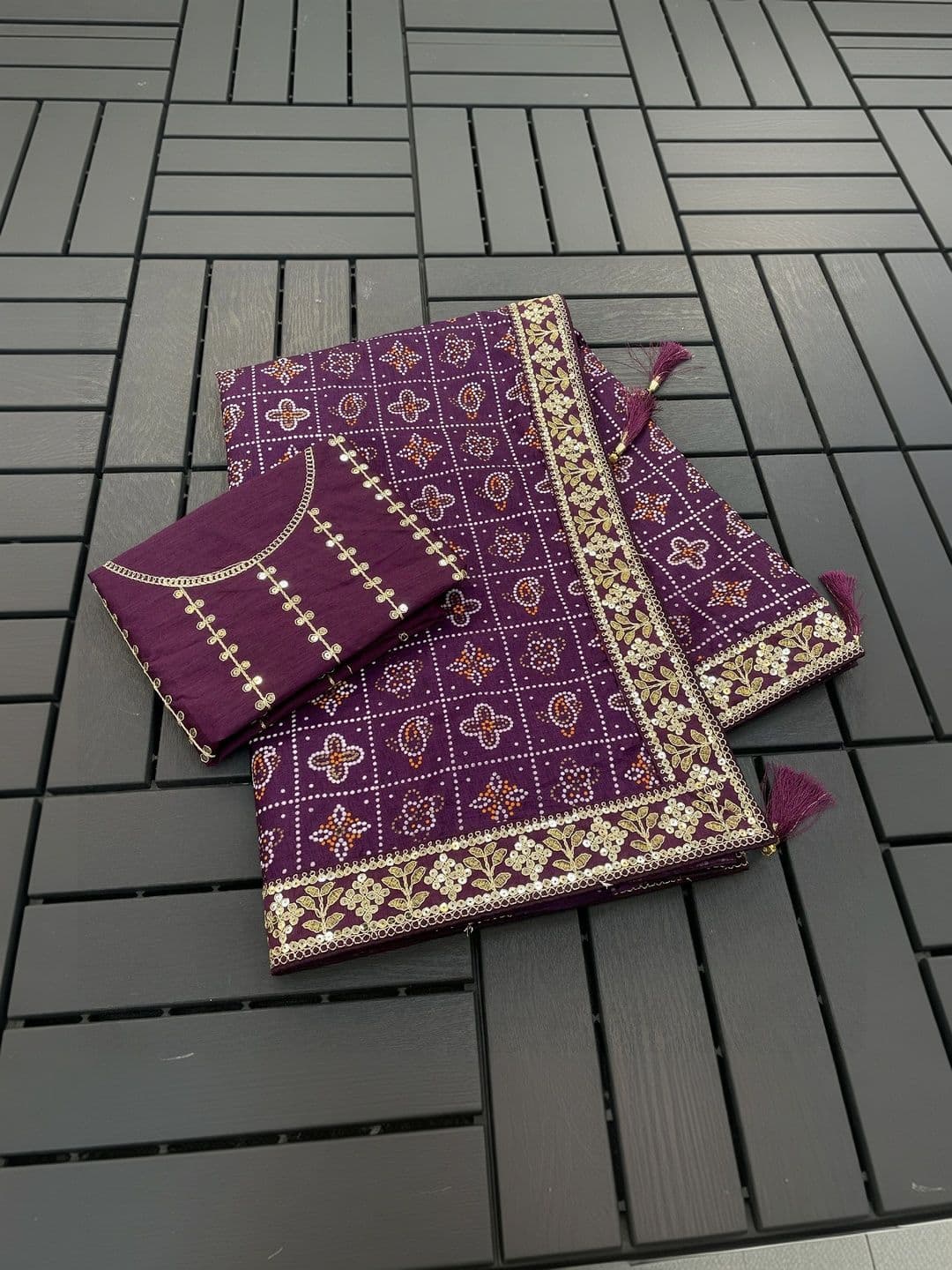 SmileyFashion Bandhani Embroidered Art Silk Designer Bandhani Saree thumbnail 5