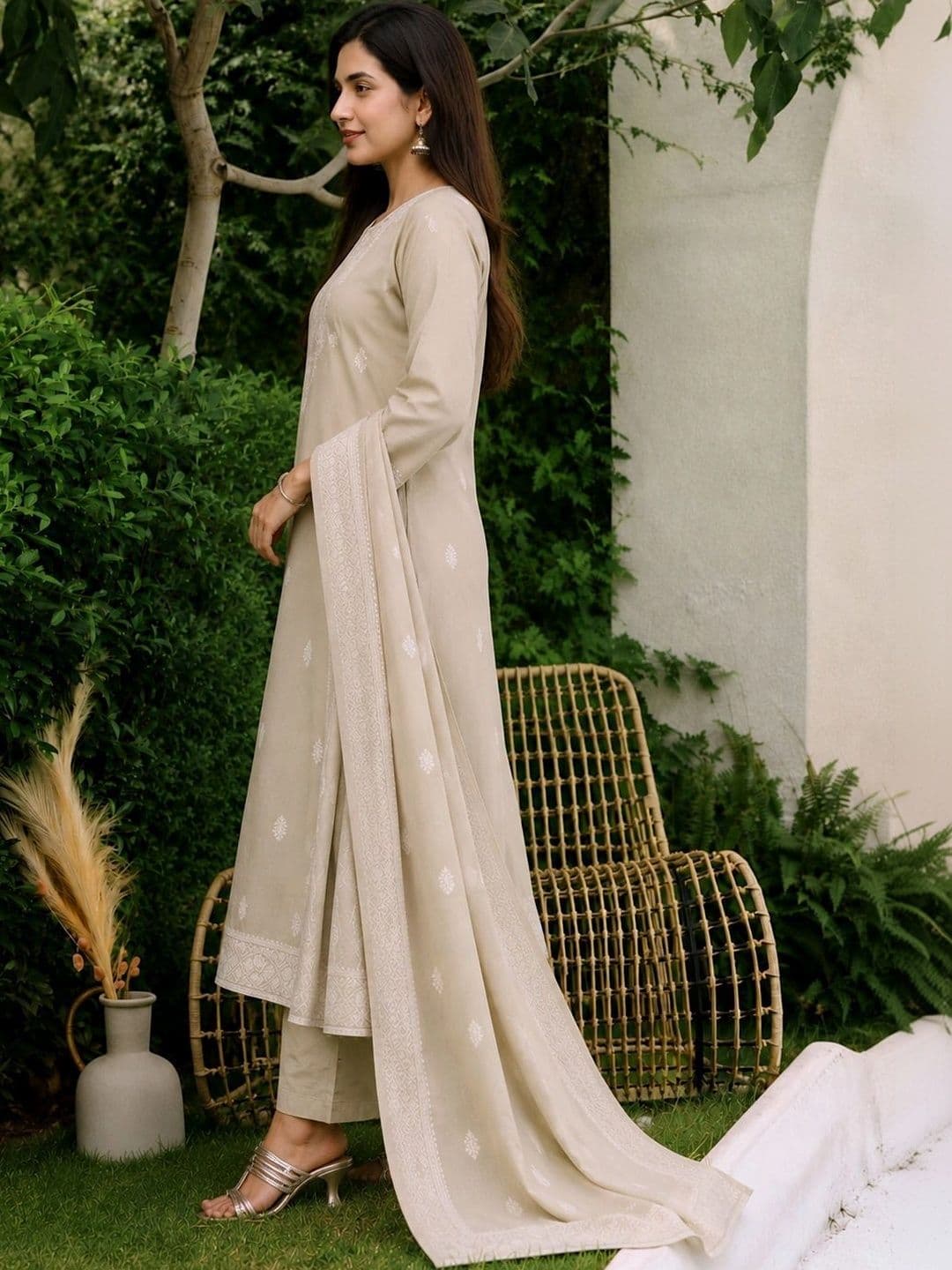 evadesignerstudio Women Ethnic Motifs Embroidered Regular Chikankari Pure Cotton Kurta with Trousers & With thumbnail 2