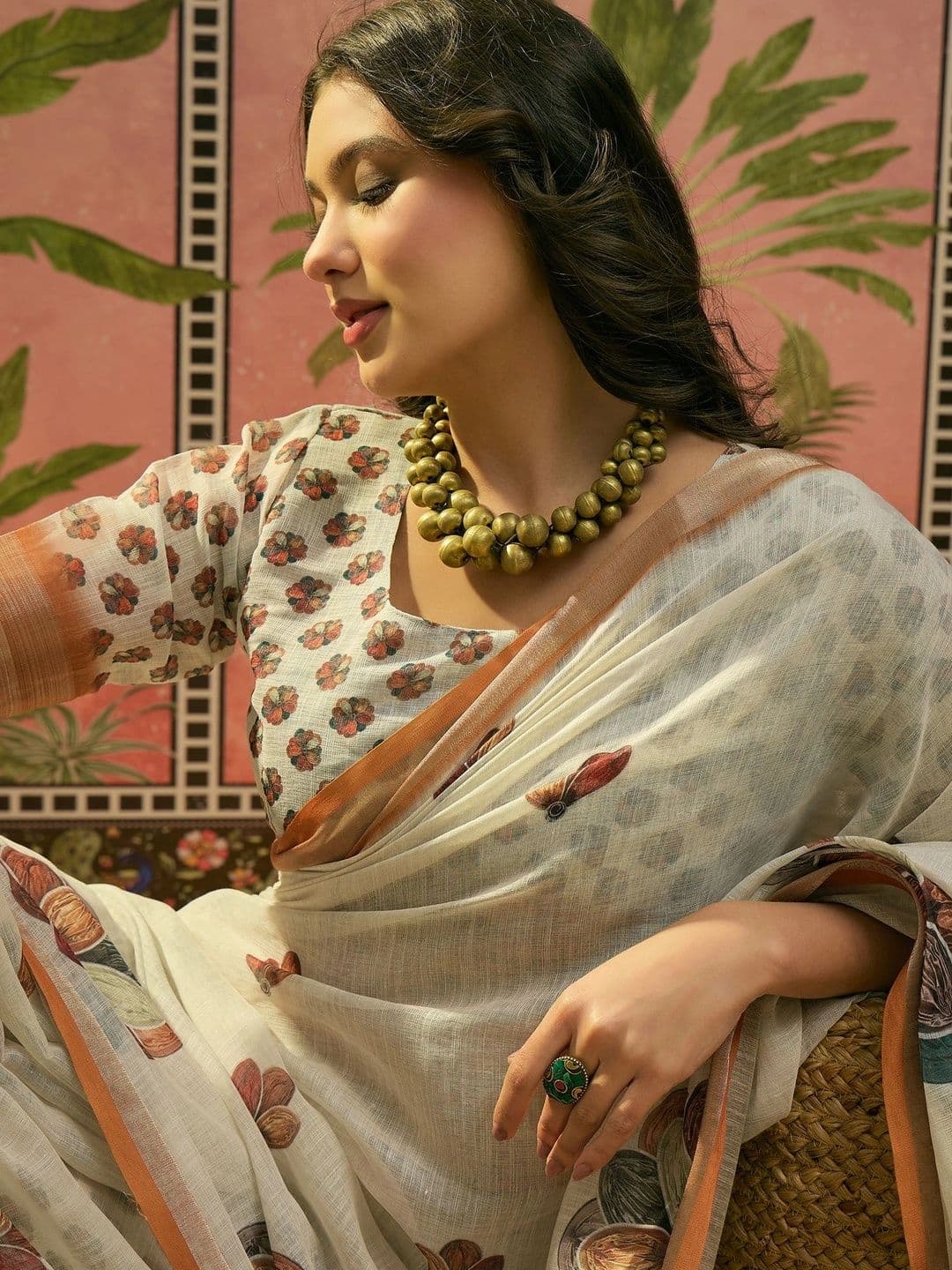 Suha Women Floral & Abstract Motif Printed Saree With Contrast Woven Border & Tassels thumbnail 6