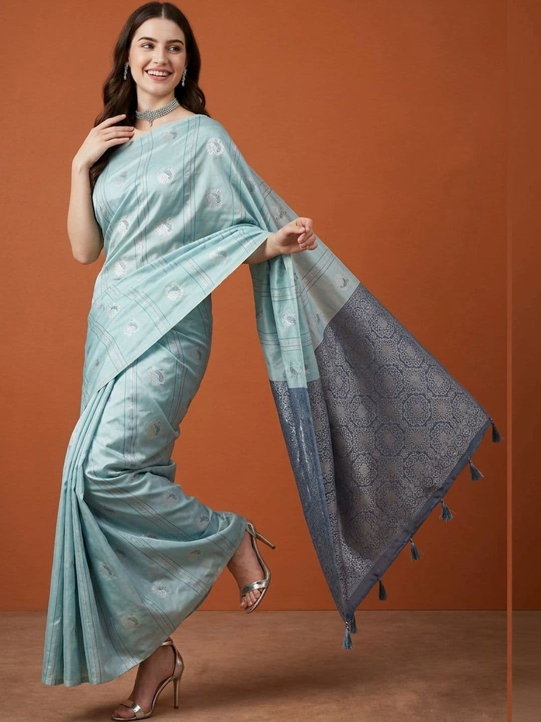 Suha Woven Design Zari Silk Blend Saree thumbnail 3