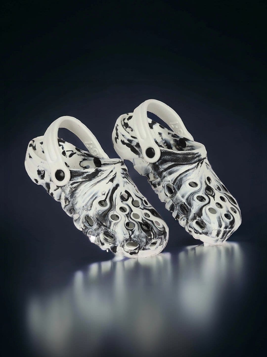Jactooz Men Printed Clogs thumbnail 2