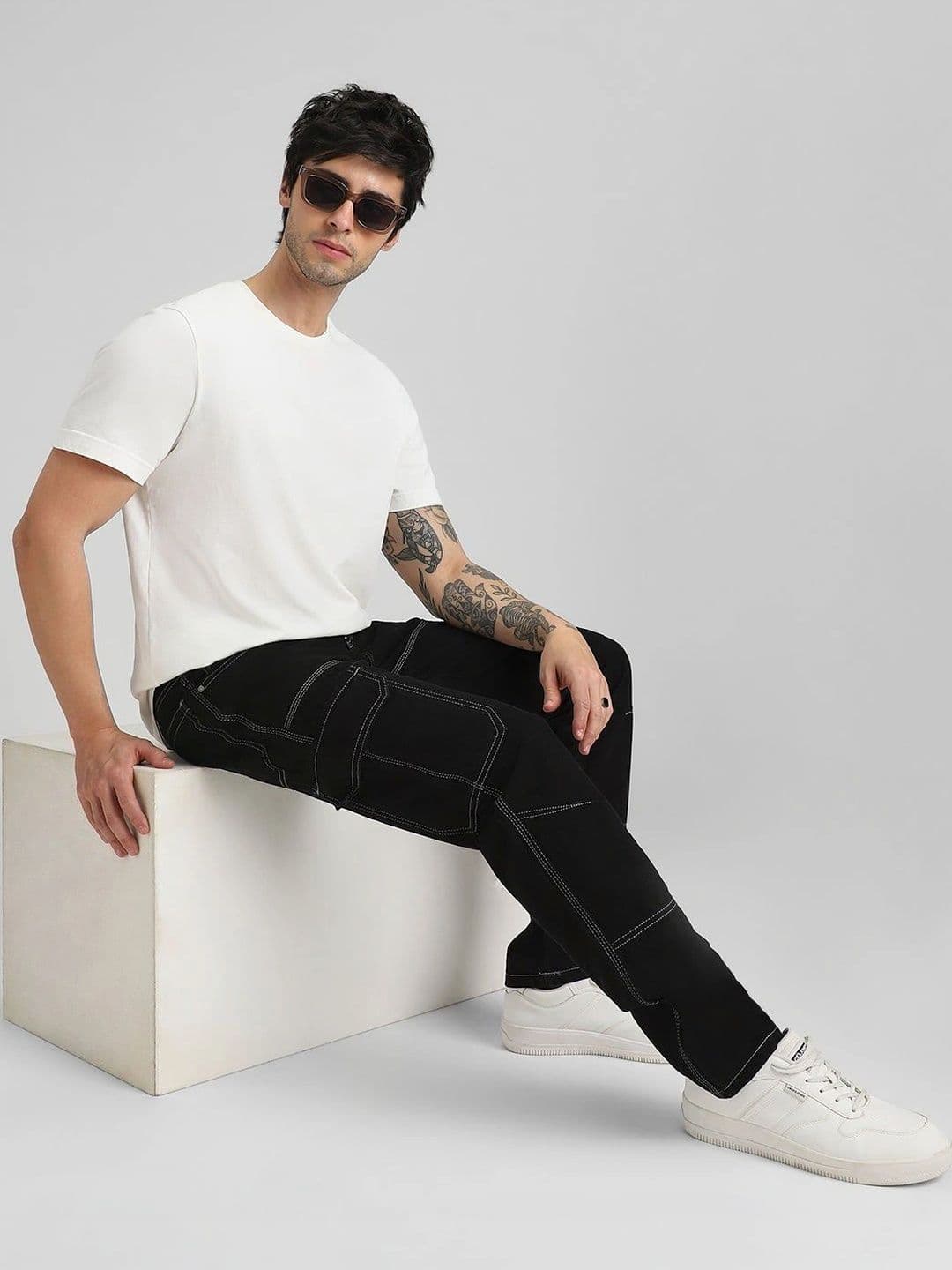 Klub Fox Men Straight Fit Mid-Rise Stretchable Jeans thumbnail 3