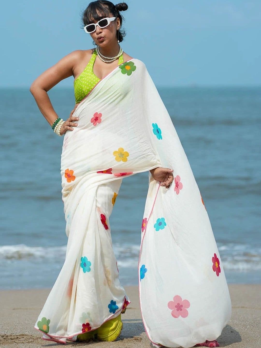 DIVASTRI Floral Silk Blend Kanjeevaram Saree thumbnail 4