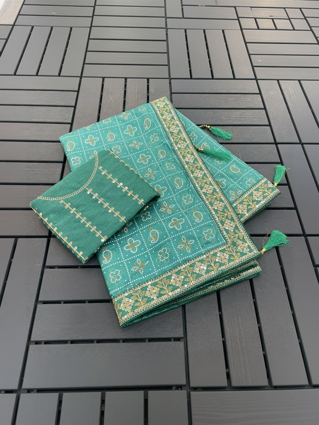 SmileyFashion Bandhani Embroidered Art Silk Designer Bandhani Saree thumbnail 3