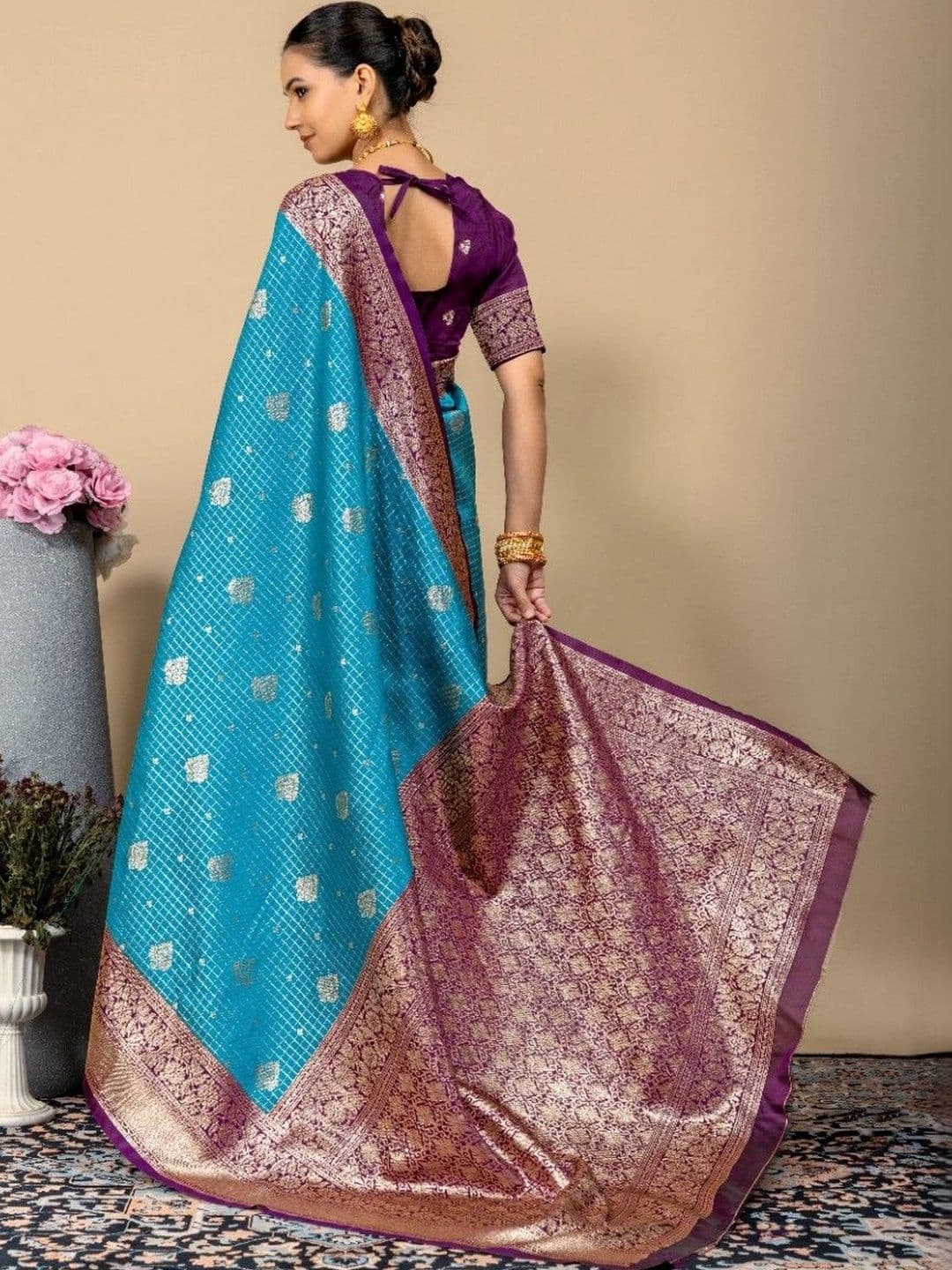 SILKARA CREATION Floral Zari Silk Blend Banarasi Saree thumbnail 3