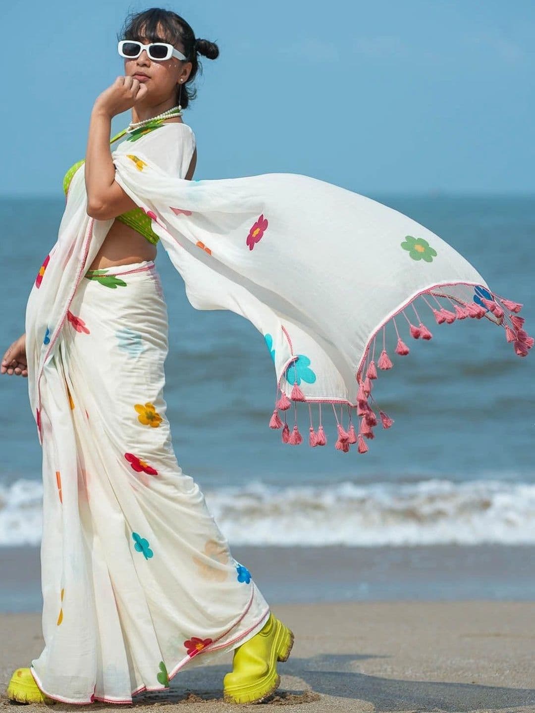 DIVASTRI Floral Silk Blend Kanjeevaram Saree thumbnail 3