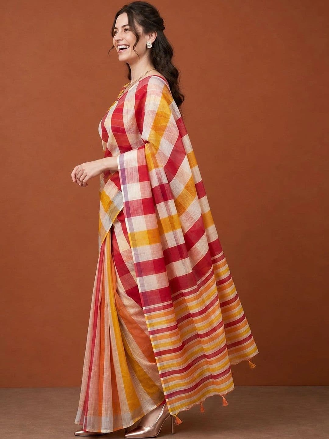Suha Checked Silk Blend Saree thumbnail 2