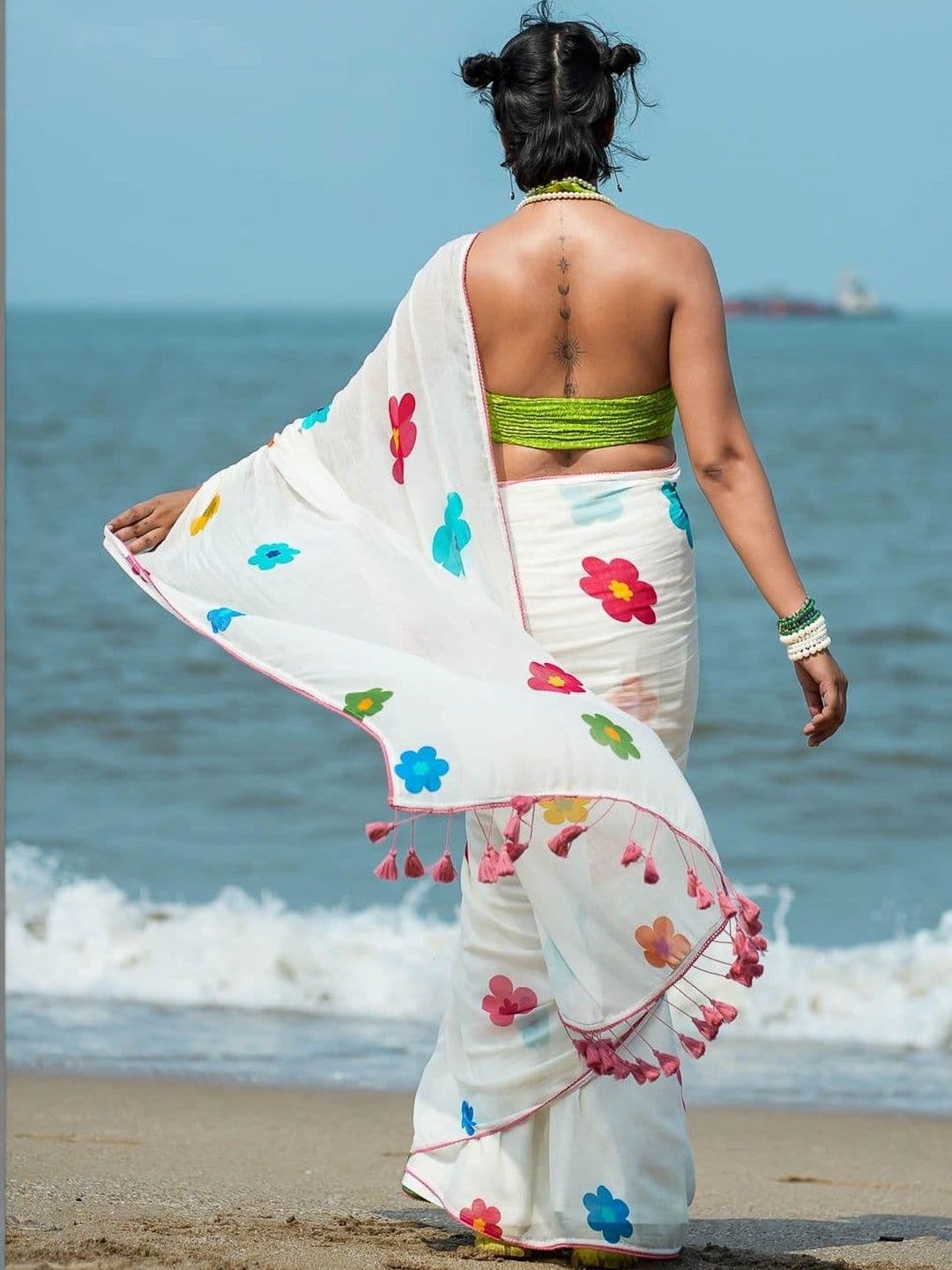 DIVASTRI Floral Silk Blend Kanjeevaram Saree thumbnail 2