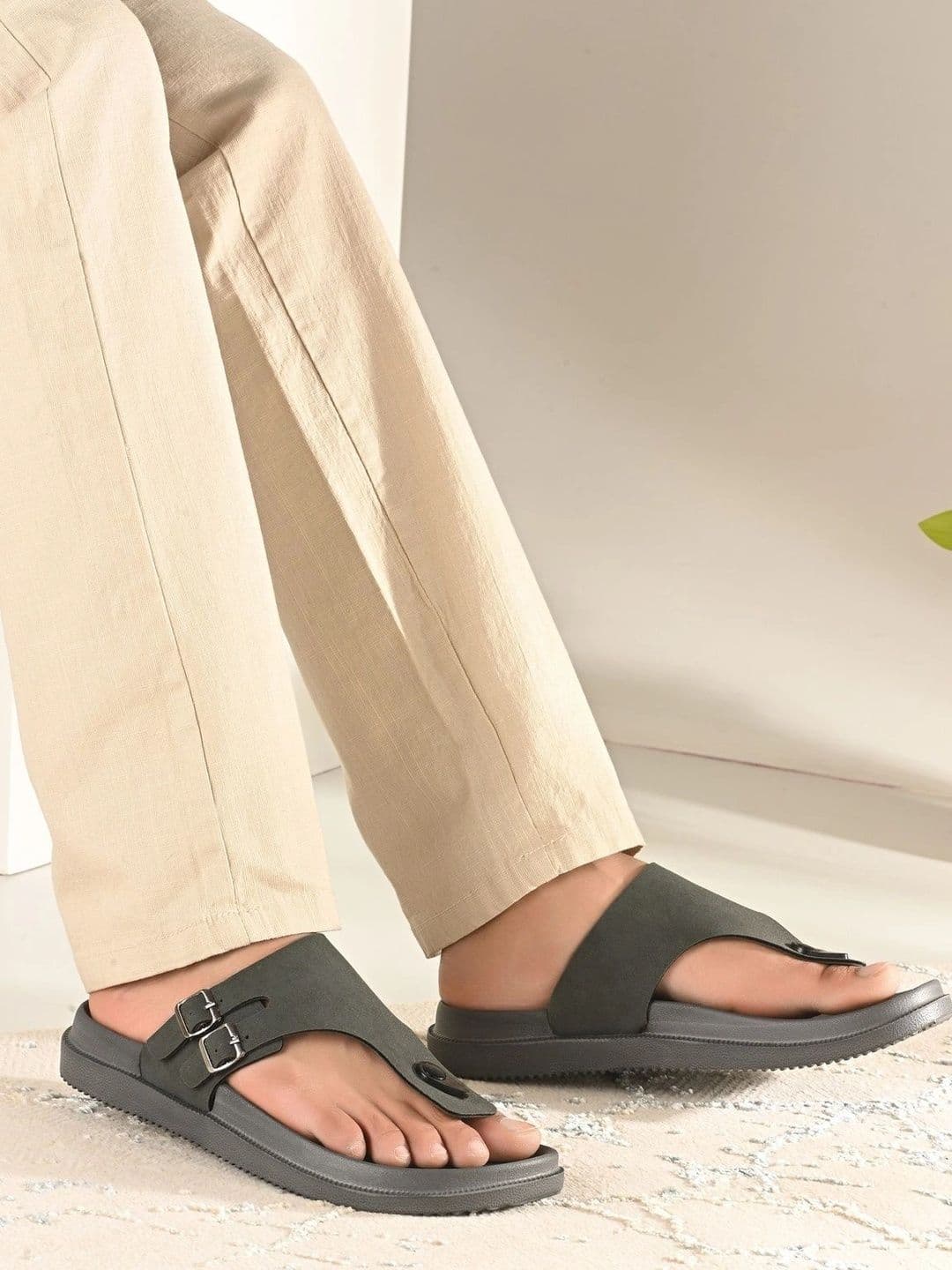 Roadster Men Thong Flip-Flops thumbnail 2