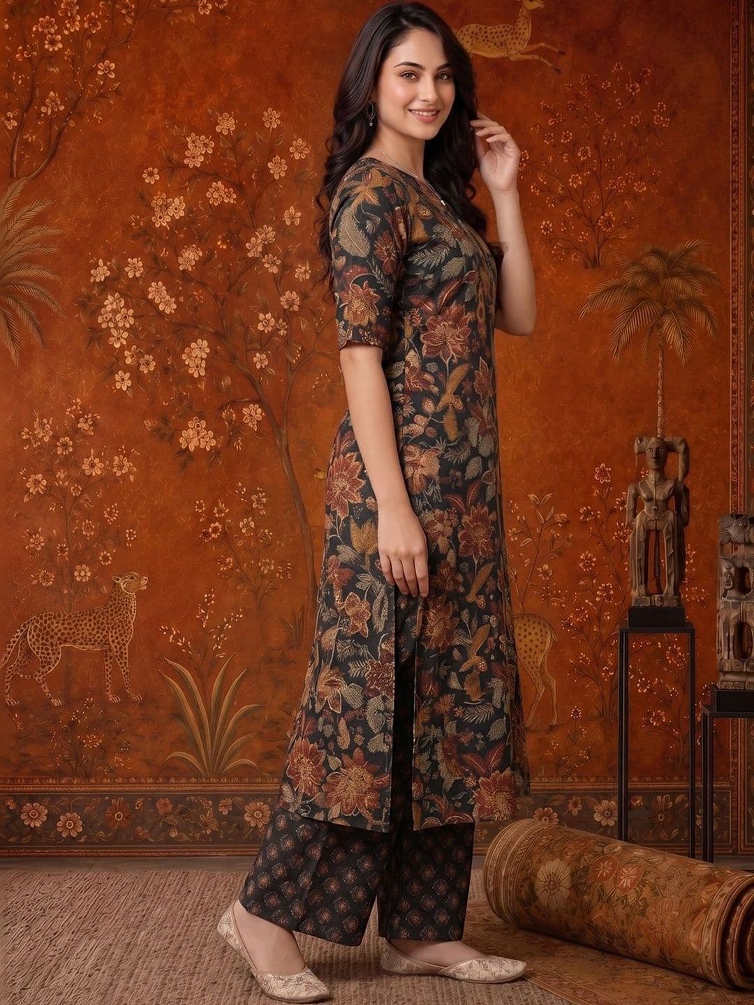 Sangria Women Floral Printed Regular Kurta with Palazzos thumbnail 2